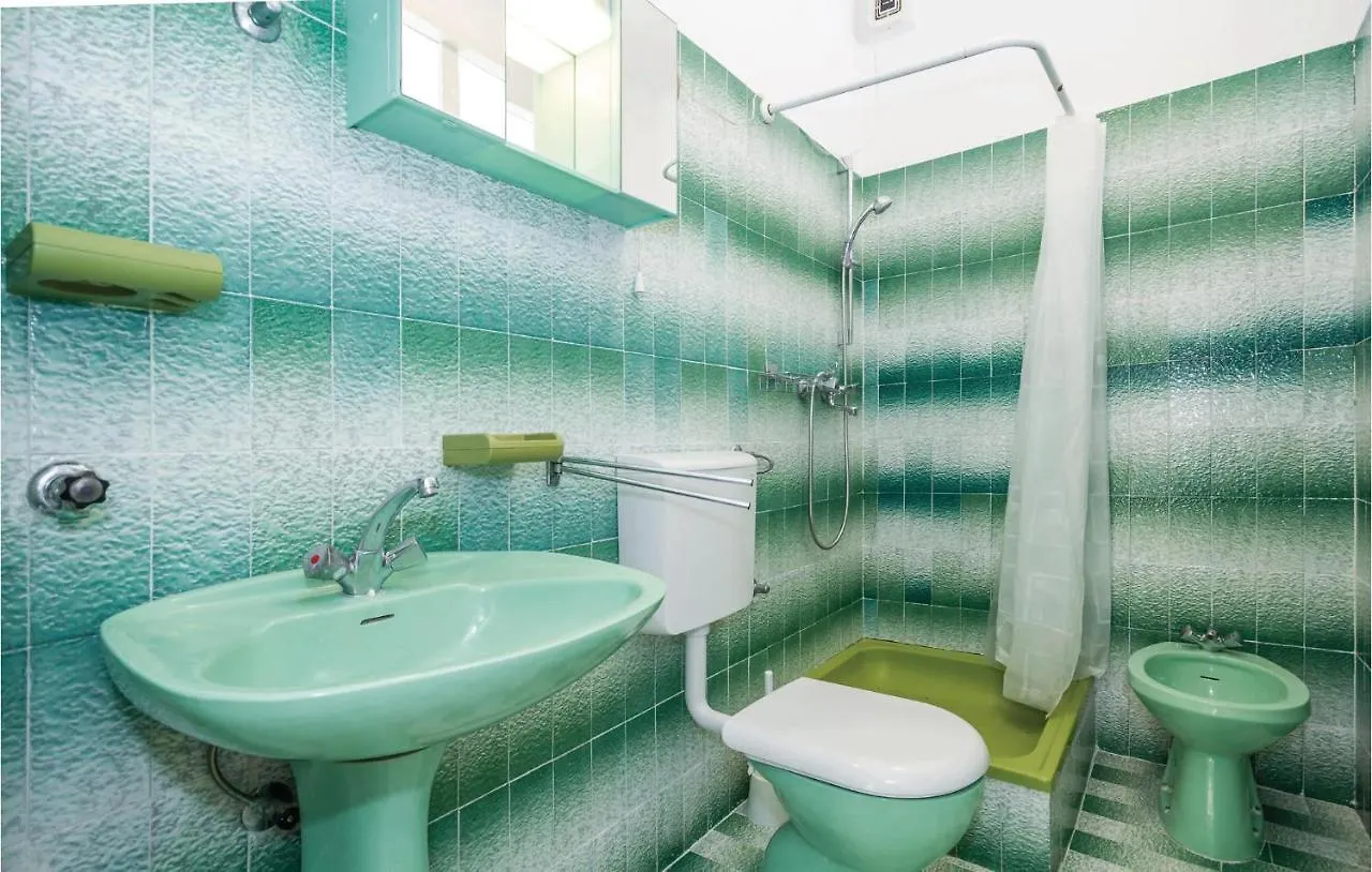 Stunning Apartment In Icici With 1 Bedrooms And Wifi