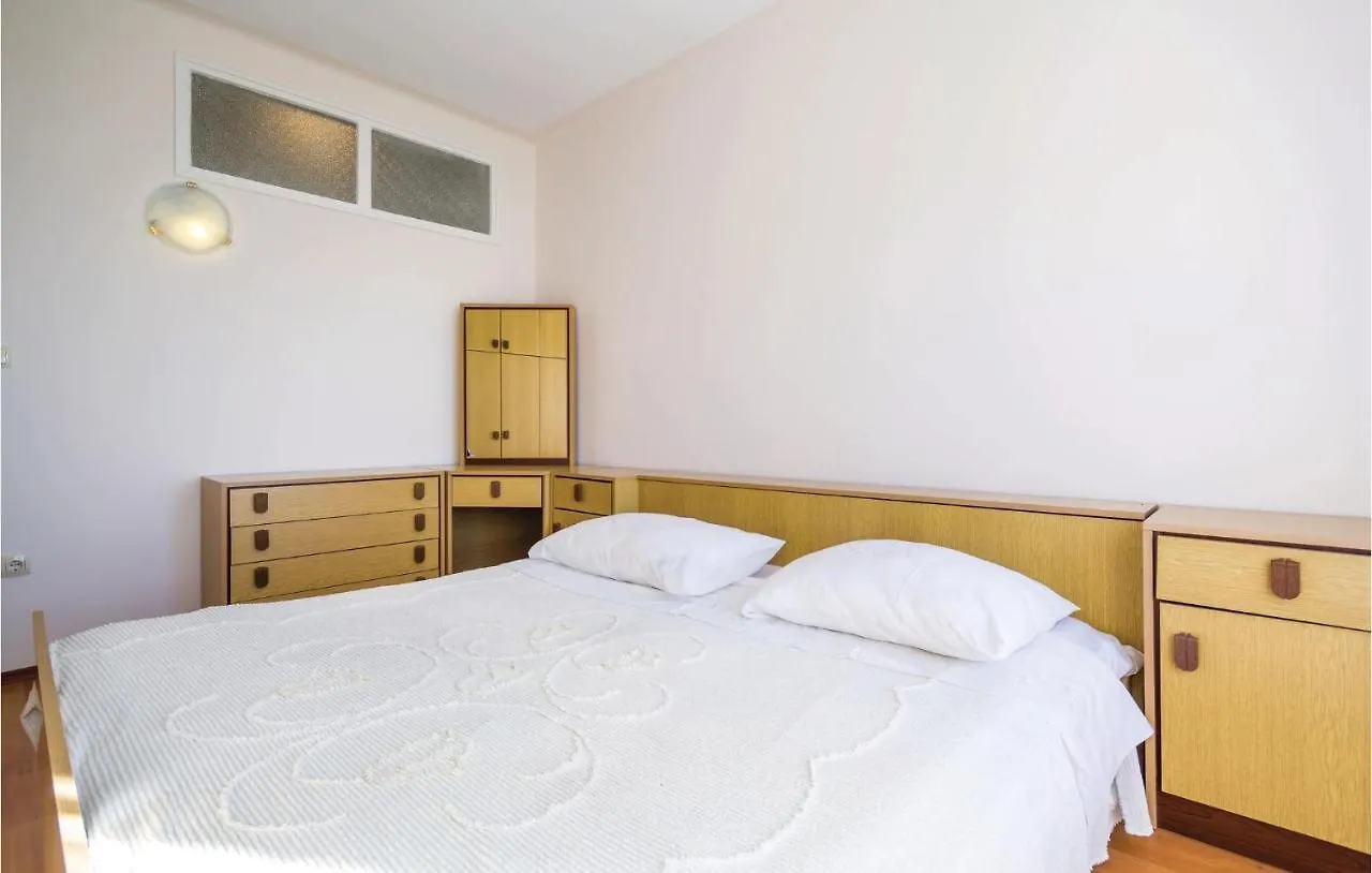 Stunning Apartment In Icici With 1 Bedrooms And Wifi
